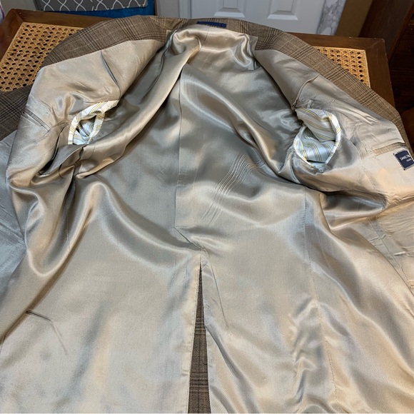 Daniel Cremieux 2 button sports jacket, casual brown plaid. - Picture 3 of 8